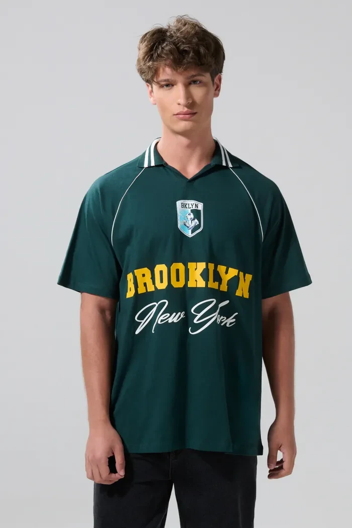 Camiseta oversize cuello V verde oscura con diseño college