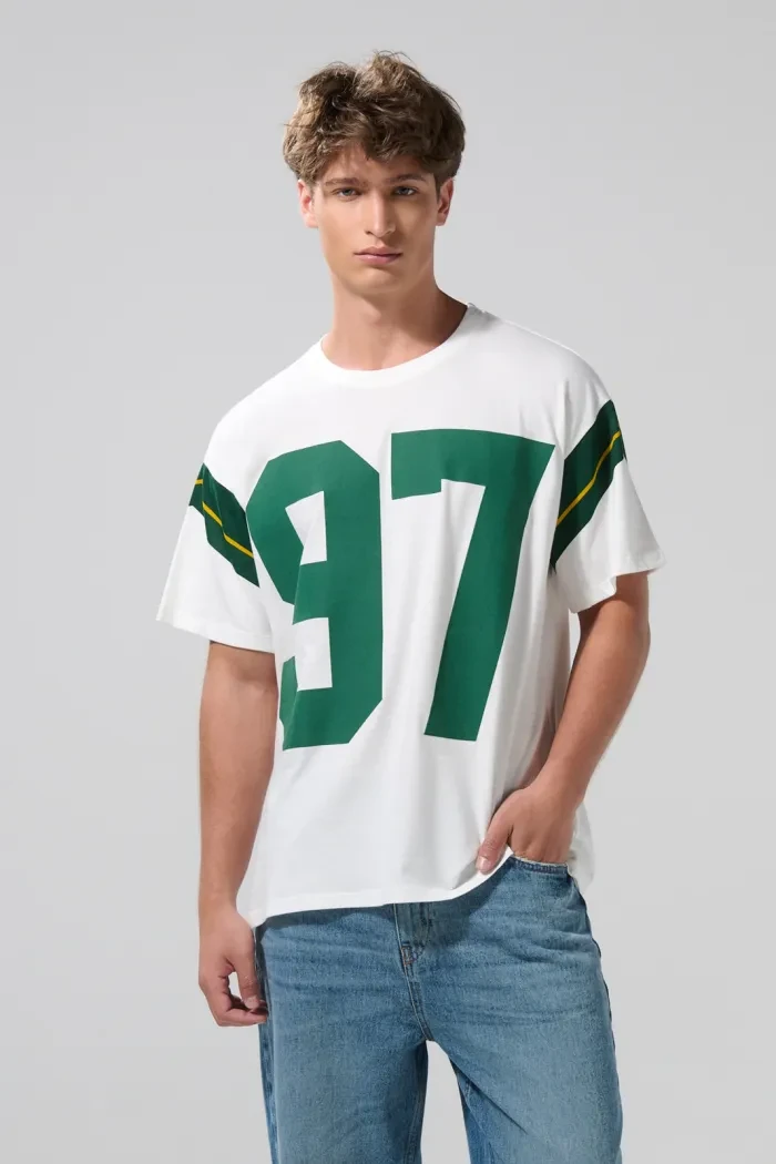 Camiseta cuello redondo oversize crema con arte college